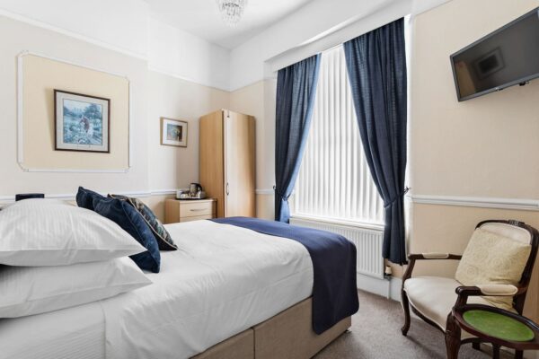 Bedroom with navy decor and white linen